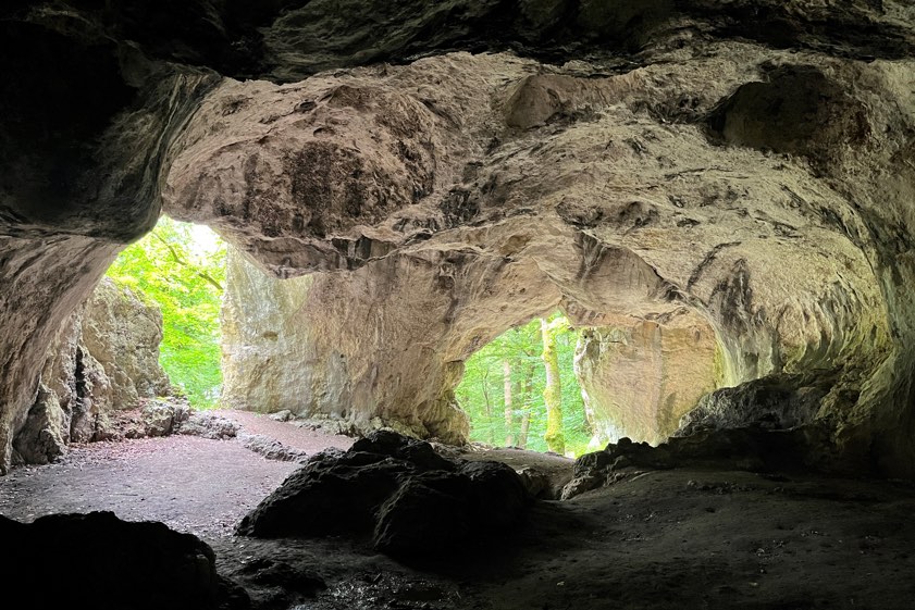 "In den Klausenhöhlen wird Erdgeschichte erlebbar gemacht", heißt es in der Ankündigung der Wanderung: "Durch zahlreiche Funde aus verschiedenen Epochen wird diese den Teilnehmerinnen und Teilnehmern der archäologisch-naturkundlichen Wanderung am Sonntag, 20. September, eindrucksvoll vermittelt." Fotos: Regierung von Niederbayern
